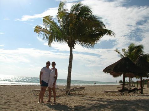 Riviera Maya: beach couple